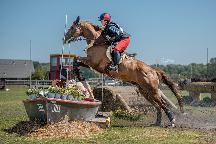 Actiefoto van paard en ruiter tijdens eventing